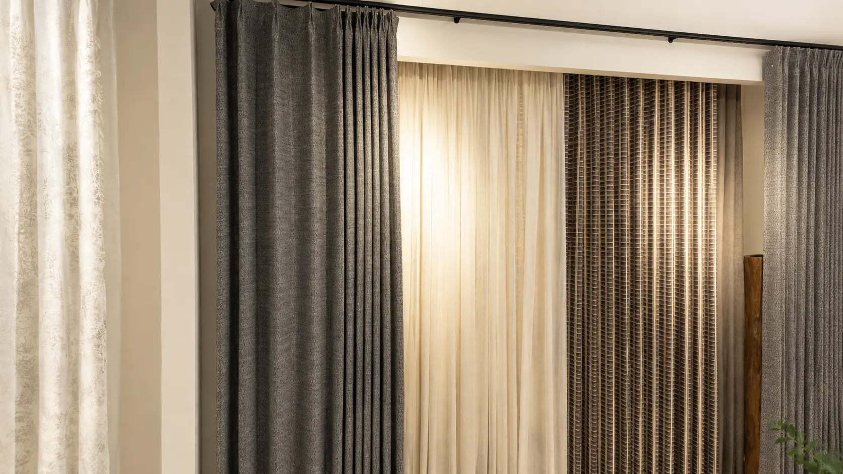 Wave curtains with flowing uniform folds